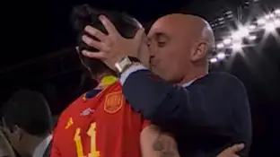 El beso de Luis Rubiales a Jennifer Hermoso El beso de Luis Rubiales a Jennifer Hermoso
