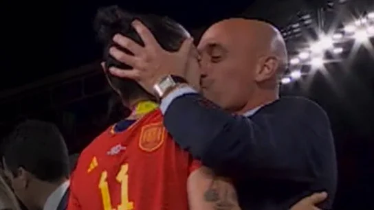 El beso de Luis Rubiales a Jennifer Hermoso El beso de Luis Rubiales a Jennifer Hermoso