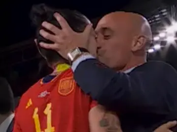 El beso de Luis Rubiales a Jennifer Hermoso El beso de Luis Rubiales a Jennifer Hermoso