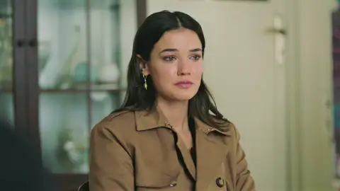 Ceylin decide proteger a su familia... ¡Aunque eso pueda costarle su matrimonio con Ilgaz! Ceylin decide proteger a su familia... ¡Aunque eso pueda costarle su matrimonio con Ilgaz!