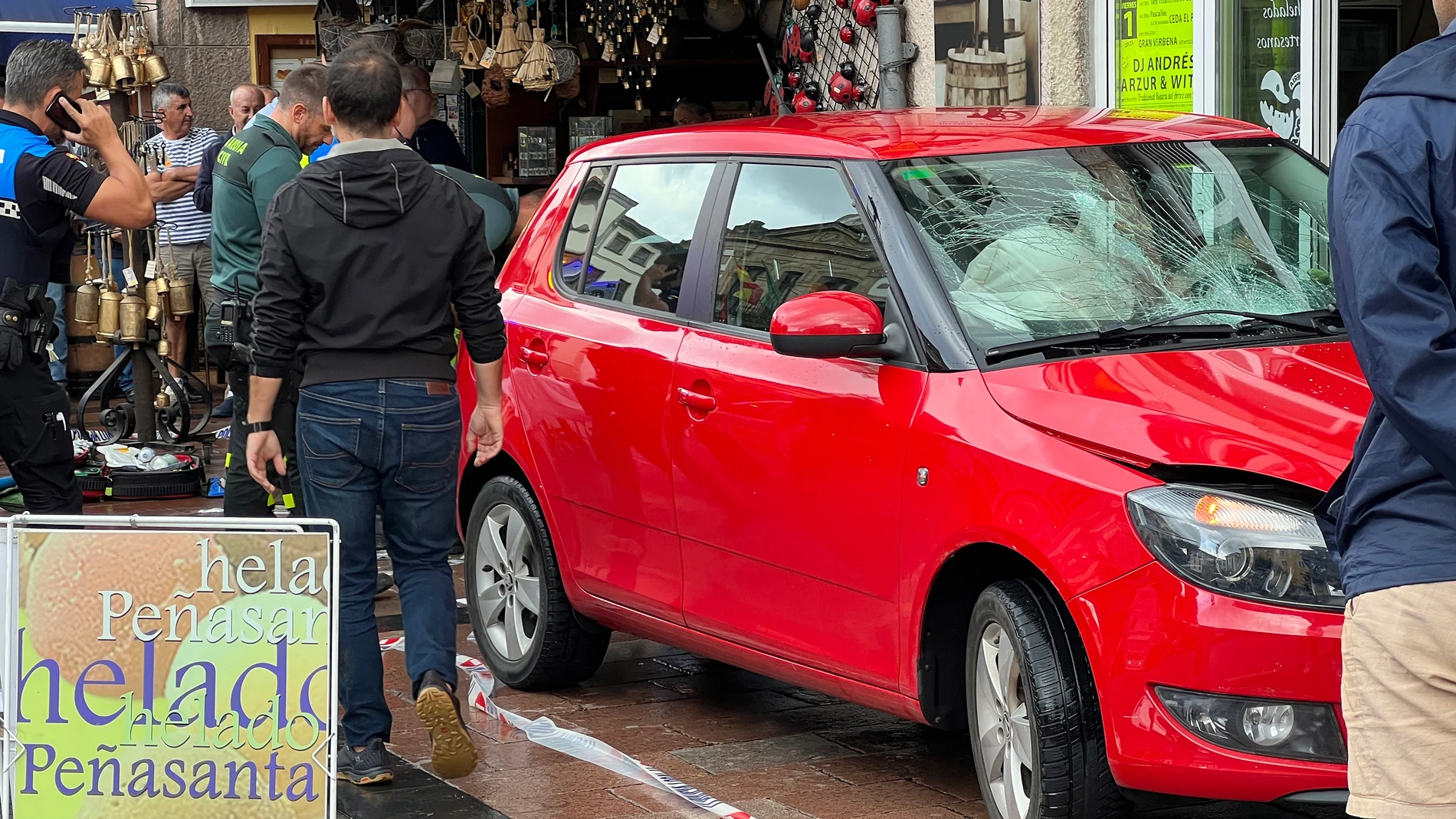 Al menos tres personas heridas tras el arrollamiento de un coche en Cangas de Onís