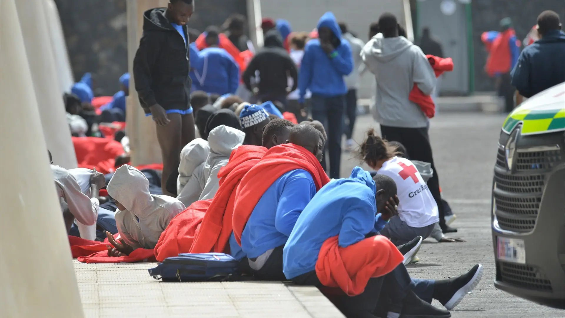 Varios inmigrantes son atendidos por los servicios de emergencias en el puerto de La Restinga Varios inmigrantes son atendidos por los servicios de emergencias en el puerto de La Restinga