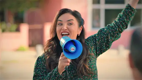 Sengül y Gönül hacen campaña para convertirse en la representante del barrio… ¿quién ganará? Sengül y Gönül hacen campaña para convertirse en la representante del barrio… ¿quién ganará?