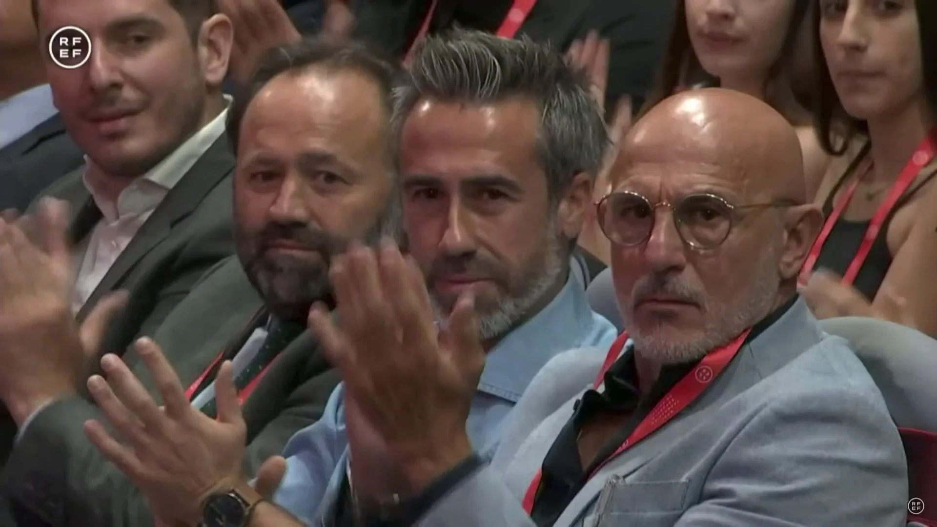 Jorge Vilda y Luis de la Fuente aplaudiendo 