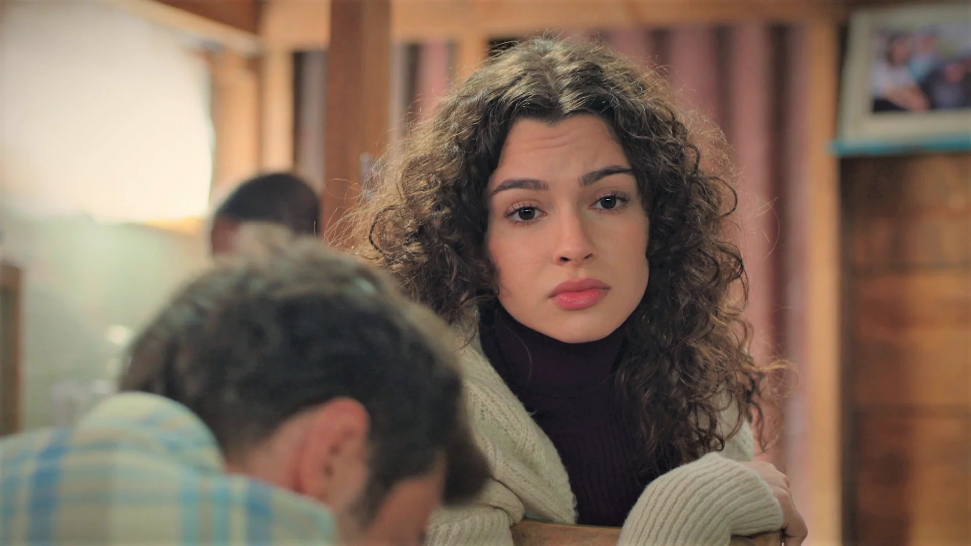 Asiye rechaza participar en el concurso para estudiar en el extranjero: “Sólo me plantearía ir si Emel no existiera” Asiye rechaza participar en el concurso para estudiar en el extranjero: “Sólo me plantearía ir si Emel no existiera”
