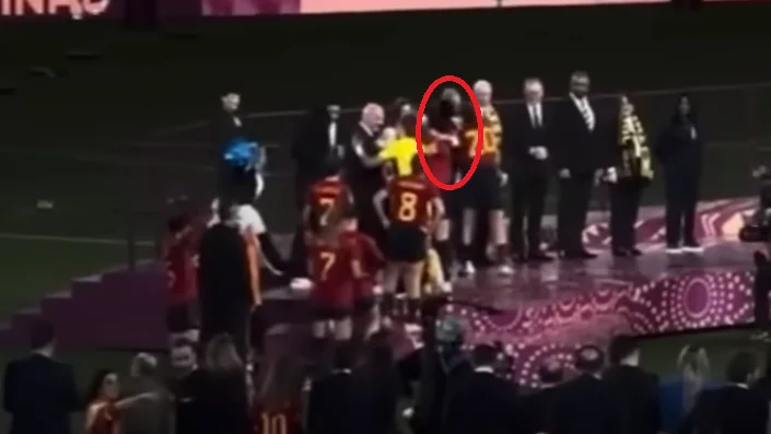 Nueva secuencia del abrazo de Luis Rubiales y Jenni Hermoso Nueva secuencia del abrazo de Luis Rubiales y Jenni Hermoso
