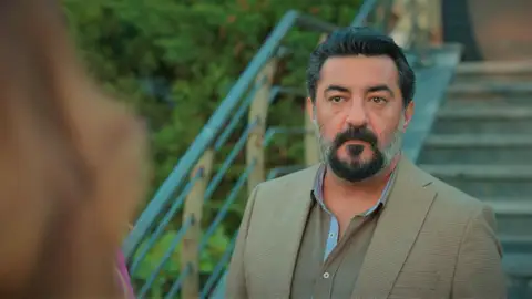 Akif y Nebahat niegan haber cenado juntos delante de Suzan… ¿resultará convincente su mentira? Akif y Nebahat niegan haber cenado juntos delante de Suzan… ¿resultará convincente su mentira?