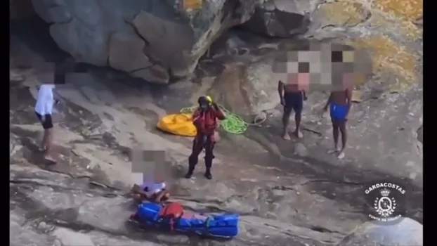 Imágenes del rescate de una mujer en el islote de Pedregoso Imágenes del rescate de una mujer en el islote de Pedregoso
