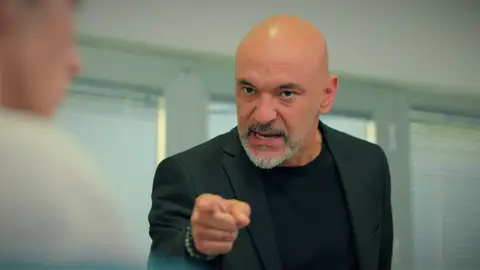 Ahmet, furioso con Sarp al descubrir que ha mentido sobre la agresión de Ömer: “No volverás a meterte con ese chico” Ahmet, furioso con Sarp al descubrir que ha mentido sobre la agresión de Ömer: “No volverás a meterte con ese chico”