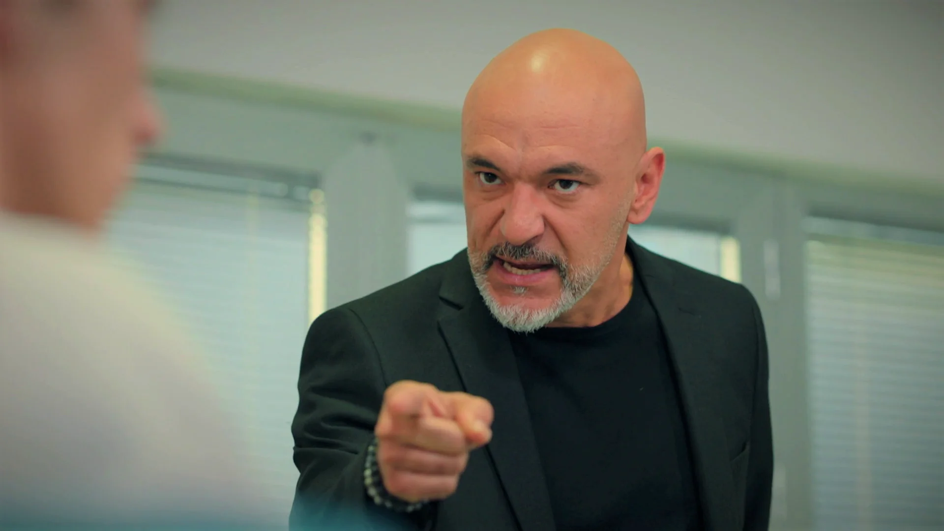 Ahmet, furioso con Sarp al descubrir que ha mentido sobre la agresión de Ömer: “No volverás a meterte con ese chico” 
