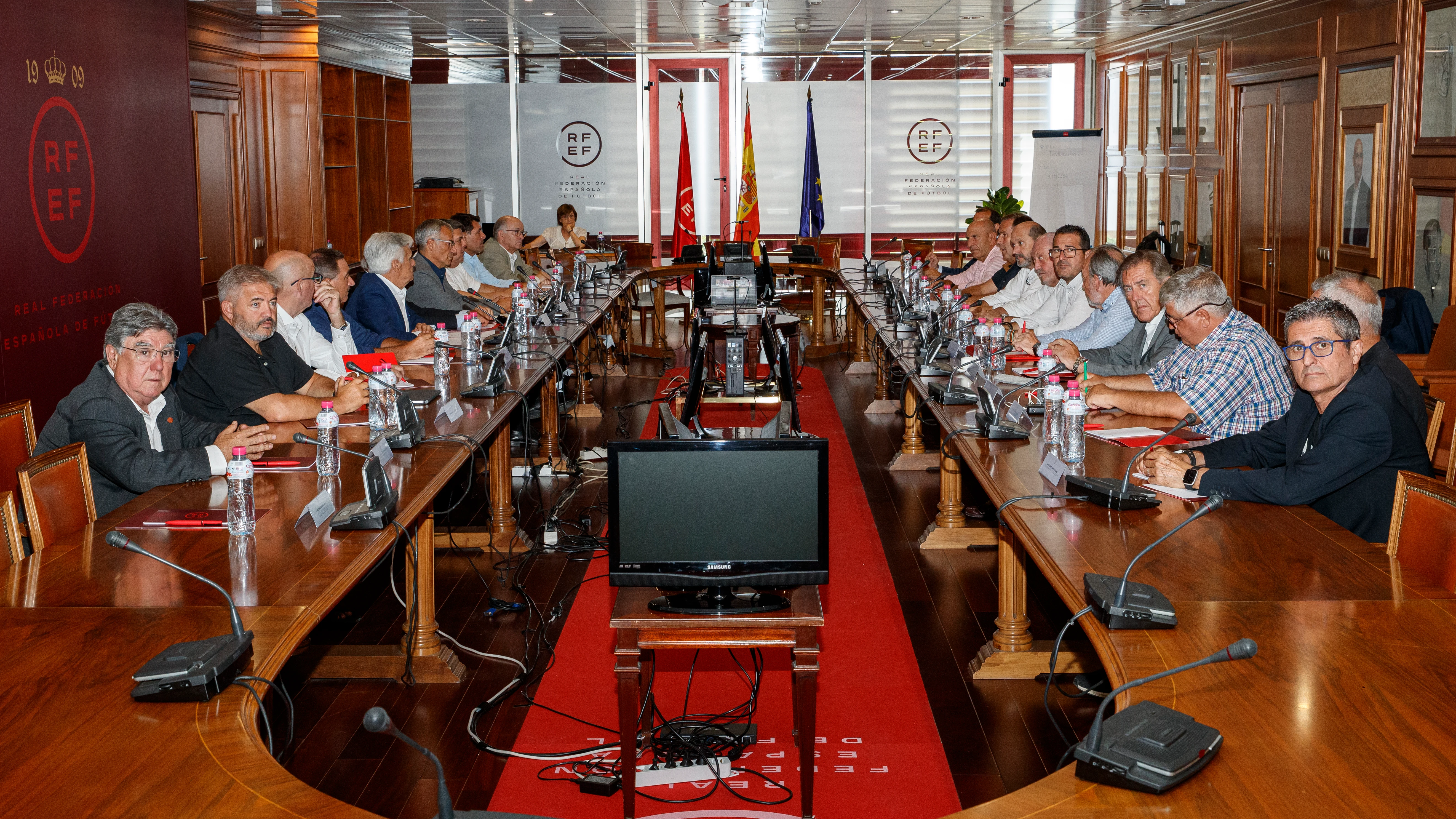 Los presidentes de las federaciones solicitan la dimisión "inmediata" de Luis Rubiales Los presidentes de las federaciones solicitan la dimisión "inmediata" de Luis Rubiales