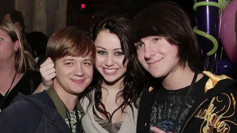 Los actores de 'Hanna Montana': Jason Earles, Miley Cyrus y Mitchel Musso Los actores de 'Hanna Montana': Jason Earles, Miley Cyrus y Mitchel Musso