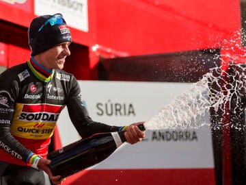 El ciclista belga Remco Evenepoel celebra en el podio tras ganar la tercera etapa de La Vuelta