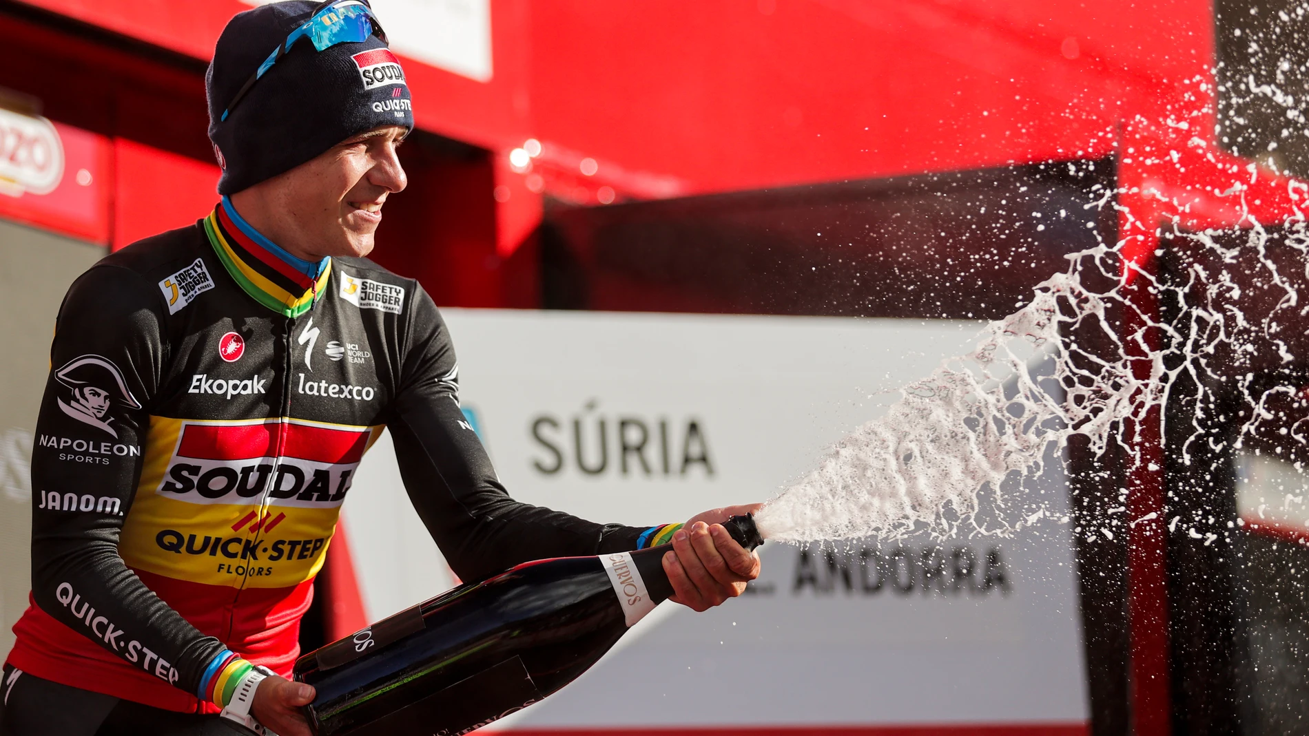 El ciclista belga Remco Evenepoel celebra en el podio tras ganar la tercera etapa de La Vuelta