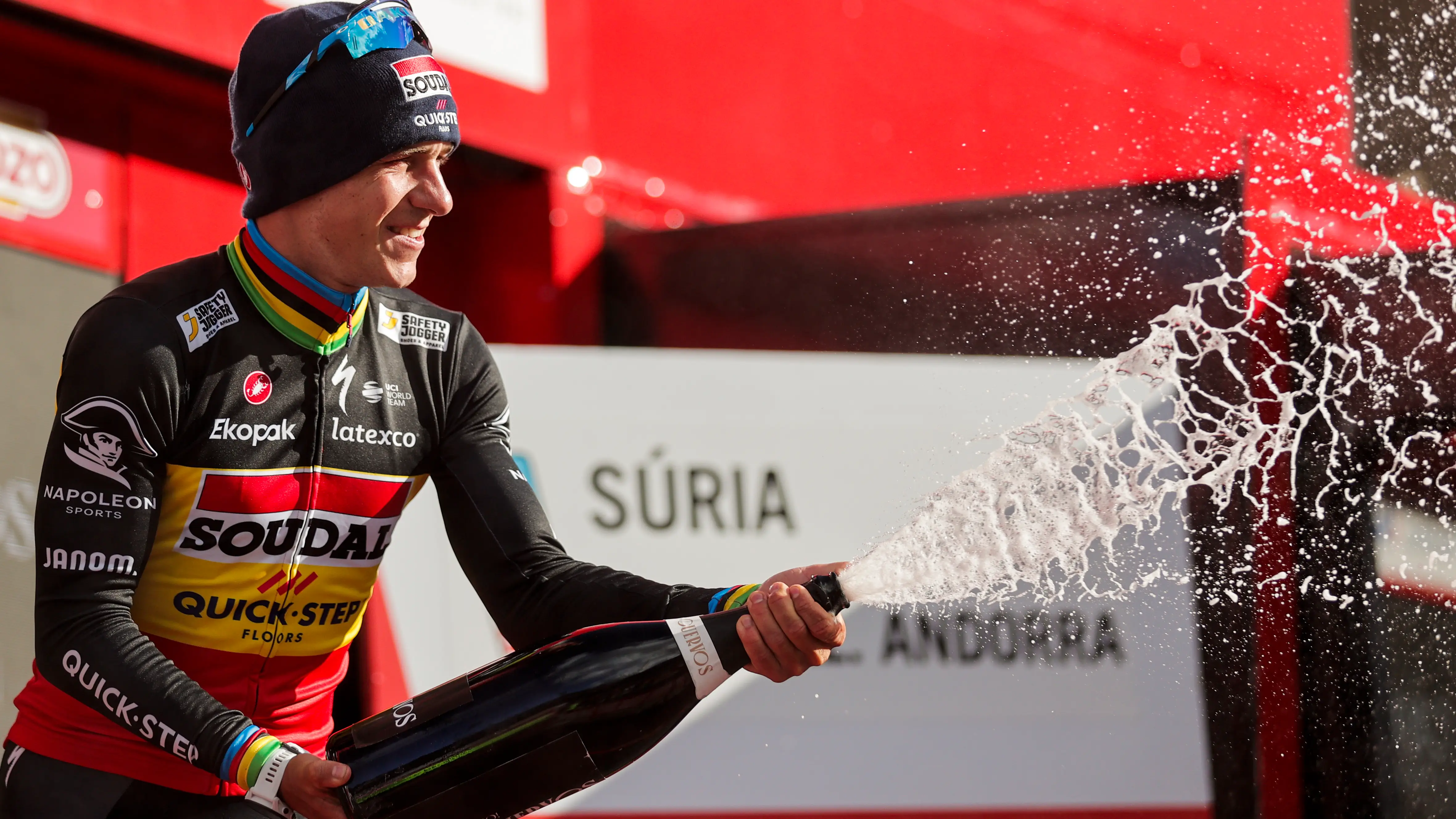 El ciclista belga Remco Evenepoel celebra en el podio tras ganar la tercera etapa de La Vuelta El ciclista belga Remco Evenepoel celebra en el podio tras ganar la tercera etapa de La Vuelta