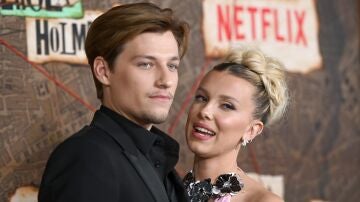 Millie Bobby Brown y su pareja Jake Bongiovi en el estreno de 'Enola Holmes 2'