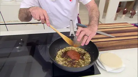 Añade aceitunas, pasas, pimentón, comino en polvo, salsa picante y salsa de tomate Añade aceitunas, pasas, pimentón, comino en polvo, salsa picante y salsa de tomate