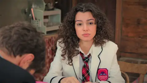 En el próximo capítulo de ‘Hermanos’: Asiye sorprende a Emel con unas botas nuevas y Ömer se preocupa al descubrir que ha vendido su abrigo En el próximo capítulo de ‘Hermanos’: Asiye sorprende a Emel con unas botas nuevas y Ömer se preocupa al descubrir que ha vendido su abrigo
