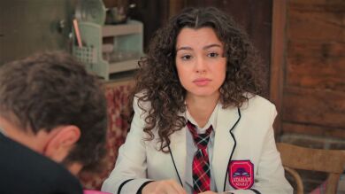 En el próximo capítulo de ‘Hermanos’: Asiye sorprende a Emel con unas botas nuevas y Ömer se preocupa al descubrir que ha vendido su abrigo