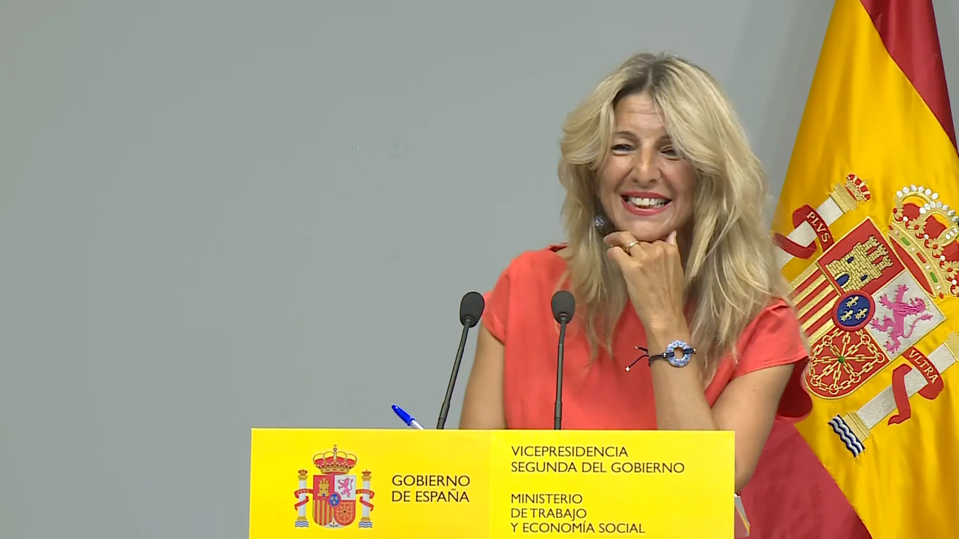 Yolanda D&iacute;az es preguntada en ingl&eacute;s