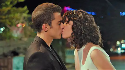 ¡Lila se lanza y besa a Yiğit! ¿qué pasará cuándo descubra que Şahika ha organizado su acercamiento? ¡Lila se lanza y besa a Yiğit! ¿qué pasará cuándo descubra que Şahika ha organizado su acercamiento?