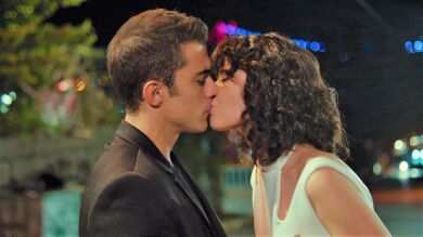 ¡Lila se lanza y besa a Yiğit! ¿Qué pasará cuándo descubra que Şahika ha organizado su acercamiento?