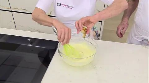 Vierte la leche y la esencia de vainilla y sigue mezclando Vierte la leche y la esencia de vainilla y sigue mezclando