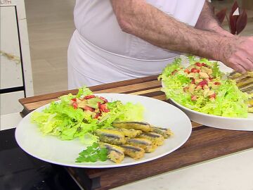 Anchoas con gabardina y ensalada, la receta tradicional de Karlos Arguiñano