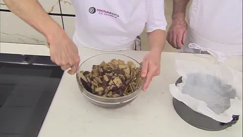 Vierte la crema sobre las galletas y mezcla Vierte la crema sobre las galletas y mezcla