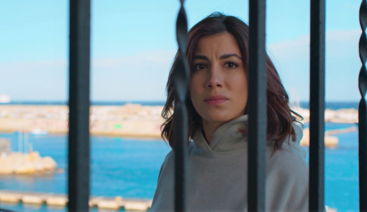 Tamara le confiesa a Violeta que se ha enamorado de &Aacute;lex&hellip; &iexcl;Y lo ve abraz&aacute;ndose con otra mujer!