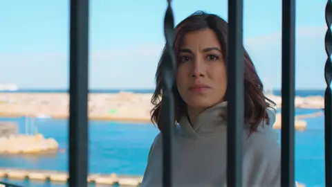 Tamara le confiesa a Violeta que se ha enamorado de Álex… ¡Y lo ve abrazándose con otra mujer! Tamara le confiesa a Violeta que se ha enamorado de Álex… ¡Y lo ve abrazándose con otra mujer!