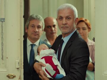 ¡Momentazo! Halit aparece con su hijo en brazos y se lo entrega a Yildiz