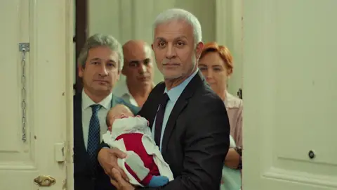 ¡Momentazo! Halit aparece con su hijo en brazos y se lo entrega a Yildiz