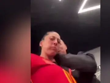 Así fue la charla secreta de Jenni Hermoso y Rubiales en el vestuario: "Os podría explicar algo, pero..." Así fue la charla secreta de Jenni Hermoso y Rubiales en el vestuario: "Os podría explicar algo, pero..."