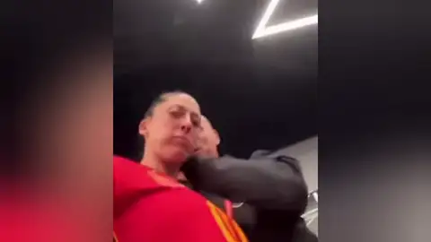 Así fue la charla secreta de Jenni Hermoso y Rubiales en el vestuario: "Os podría explicar algo, pero..." Así fue la charla secreta de Jenni Hermoso y Rubiales en el vestuario: "Os podría explicar algo, pero..."