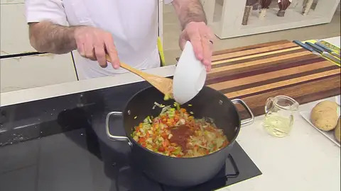 Añade la salsa de tomate a las hortalizas Añade la salsa de tomate a las hortalizas