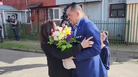 Madre e hijo se reencuentran 42 años después en Chile Madre e hijo se reencuentran 42 años después en Chile