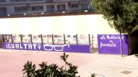 Mural feminista de un colegio de Oropesa del Mar Mural feminista de un colegio de Oropesa del Mar