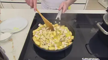 Cocina las patatas junto a los champiñones