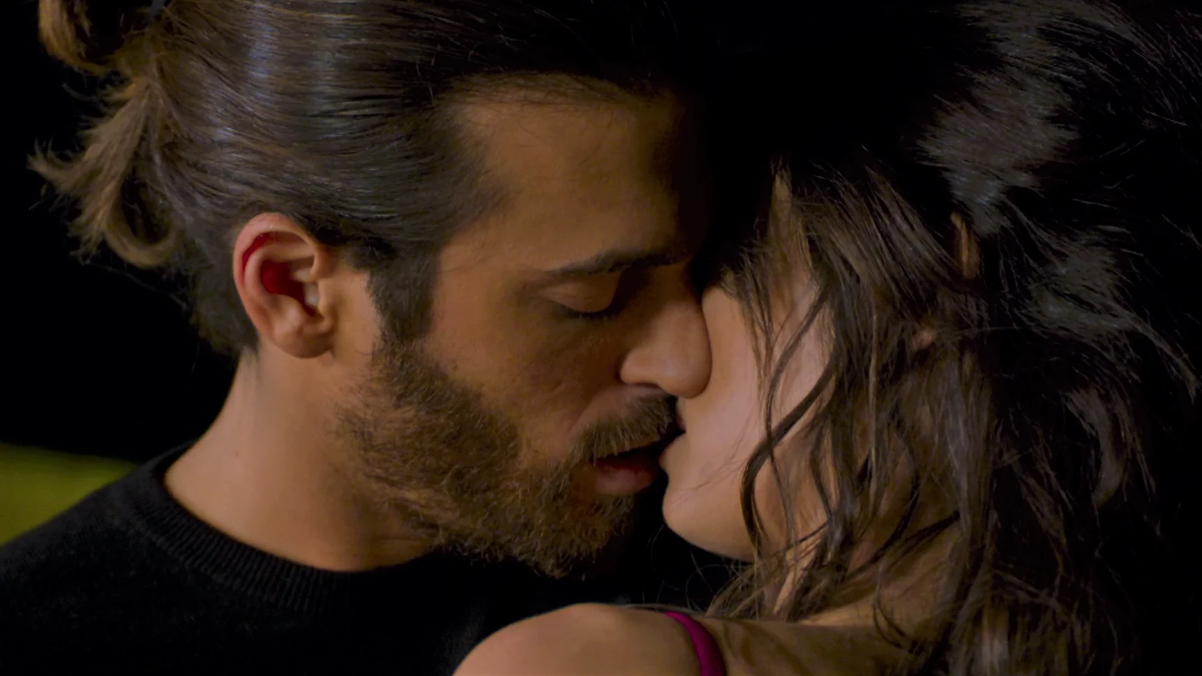 Violeta y Francesco se dejan llevar por sus sentimientos… ¡Pero él se asusta y huye en el último momento! Violeta y Francesco se dejan llevar por sus sentimientos… ¡Pero él se asusta y huye en el último momento!