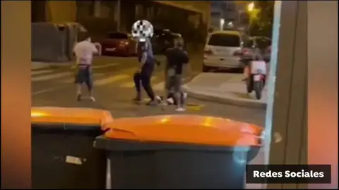 El vídeo del policía zanjando la pelea a bofetadas El vídeo del policía zanjando la pelea a bofetadas