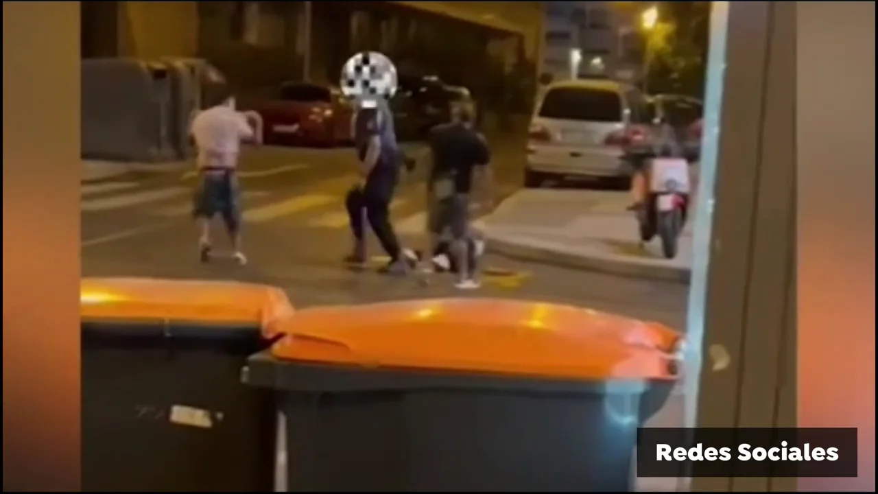El vídeo del policía zanjando la pelea a bofetadas El vídeo del policía zanjando la pelea a bofetadas