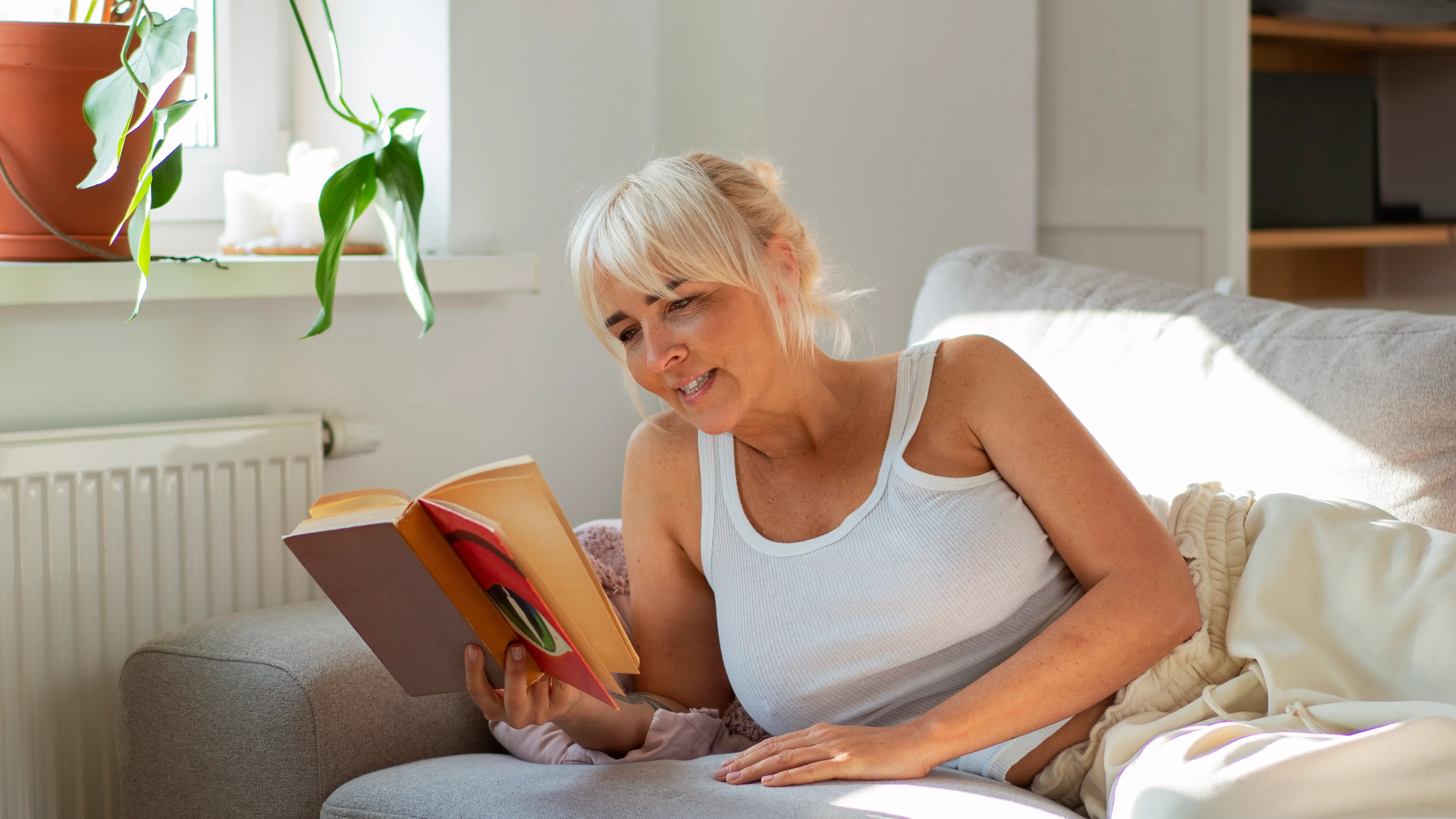 Una mujer leyendo Una mujer leyendo