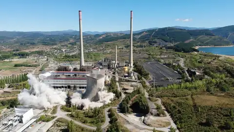 Caen dos torres de refrigeración en Compostilla