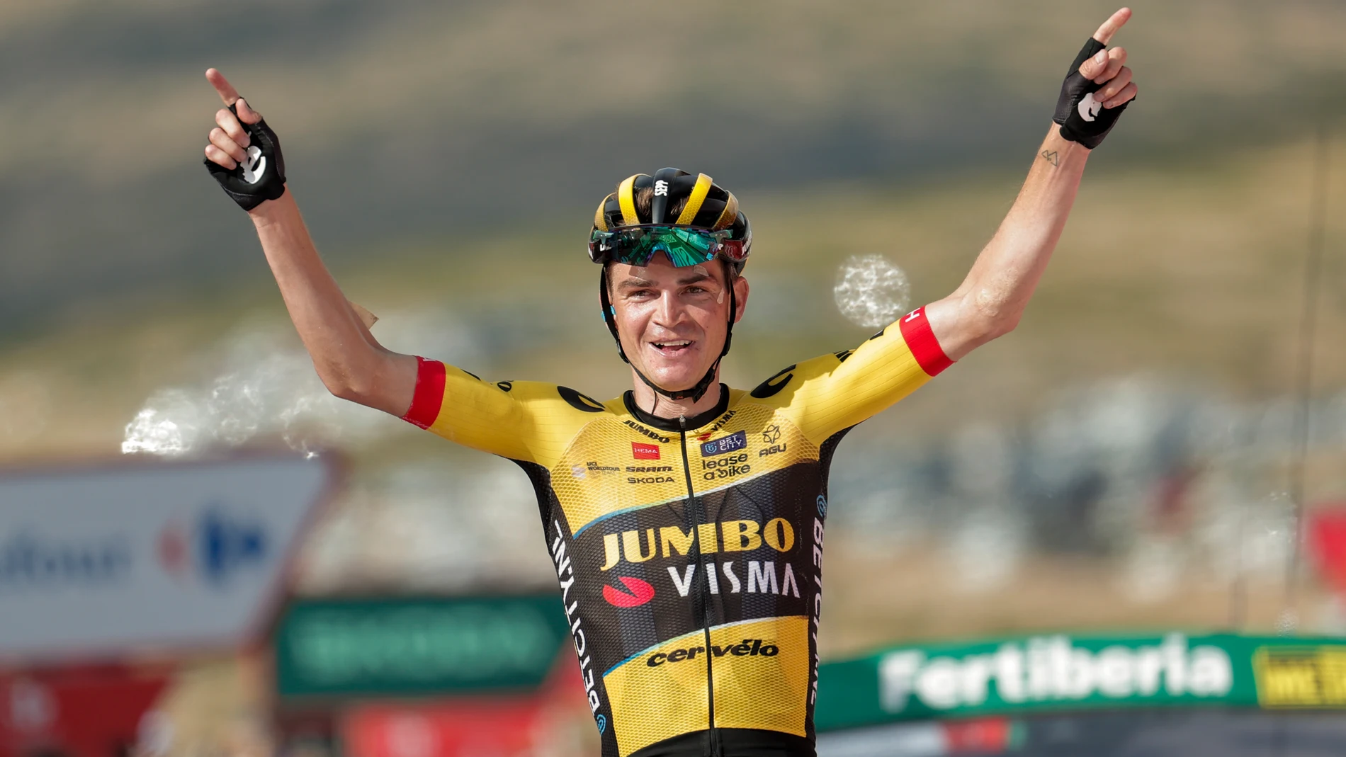 Sepp Kuss celebra la victoria de etapa Sepp Kuss celebra la victoria de etapa