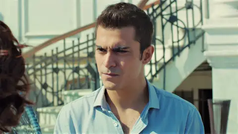 Yiğit sospecha que Şahika pudo tener algo que ver con el cambio de bebés… ¡Pero ella lo niega todo! Yiğit sospecha que Şahika pudo tener algo que ver con el cambio de bebés… ¡Pero ella lo niega todo!