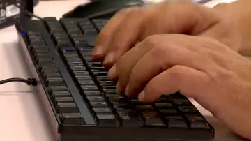Persona tecleando en un ordenador
