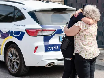 La hermana de la víctima de Alzira se abraza a la policía La hermana de la víctima de Alzira se abraza a la policía