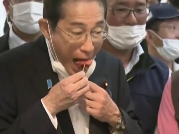 El vídeo del primer ministro japonés comiendo pescado de Fukushima