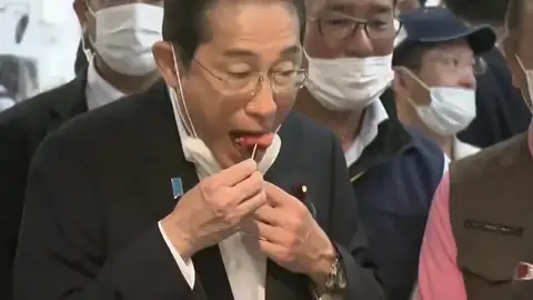 El vídeo del primer ministro japonés comiendo pescado de Fukushima